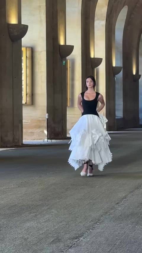 莫妮卡·贝鲁奇亲女儿Deva Cassel 亮相Jacquemus 2025秋冬大秀