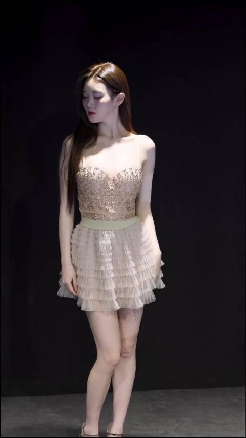 韩国女团小姐姐的舞蹈写真拍摄现场，这首alone真的是超级经典