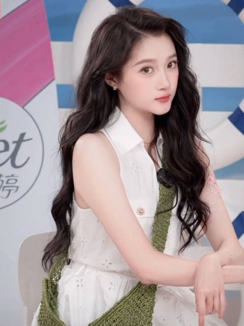 关晓彤这个直播间造型也好漂亮喔 真的很爱看彤的大波浪