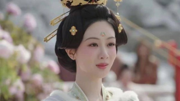杨紫李现《锦绣芳华》首播，何惟芳再现女性自立精神