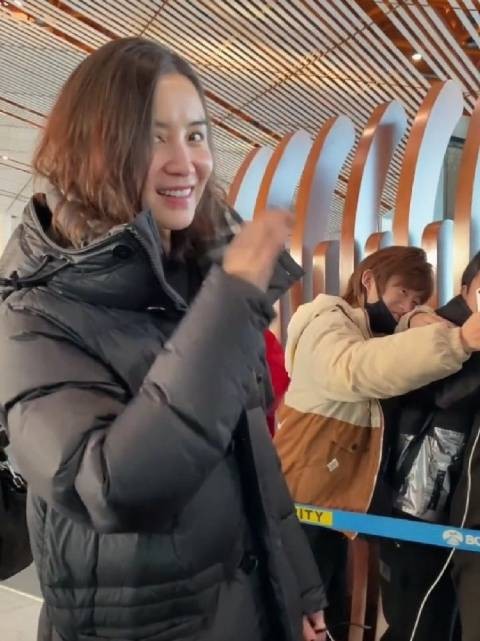 之前机场偶遇宋佳，有老公来接还是素颜现身，姐姐颜值杠杠滴，宋佳面相变化