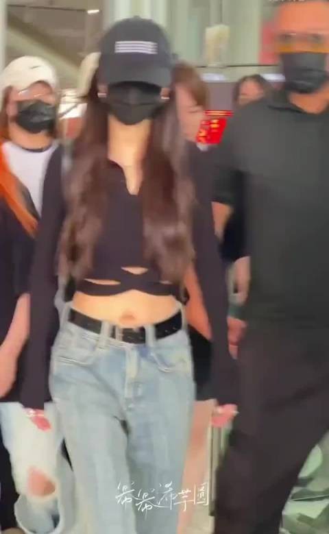 杨幂深圳到达，露腰装造型又美又飒！