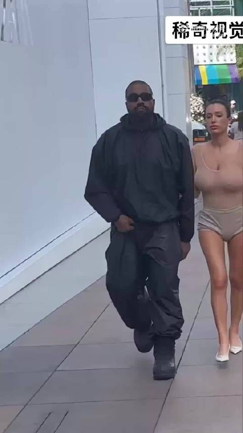 侃爷和老婆比安卡出门逛街，这次算是穿的比较保守了