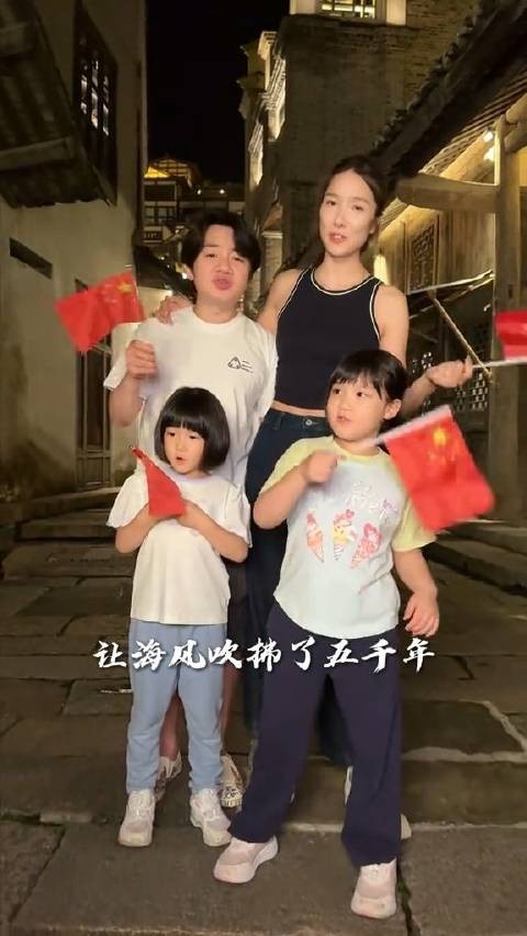 王祖蓝夫妇带娃庆祝香港回归28周年