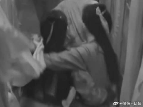 恩齐被NPC吓到面壁黄子一把捞起互动有爱