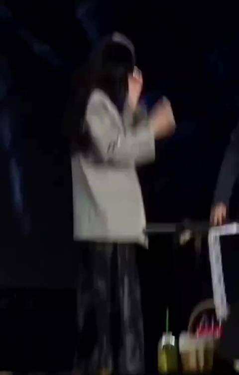 明星公众场合模仿盲人引质疑