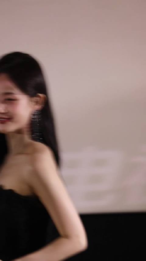 让我们用热烈的赞美请出李一桐