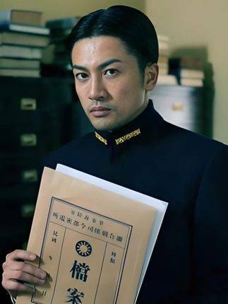真是令人惊叹，他如何让每个角色都如此鲜明不混杂！