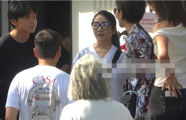 小S二女儿画展亮相，大女儿黄发太妹风，许老三逆袭美少女