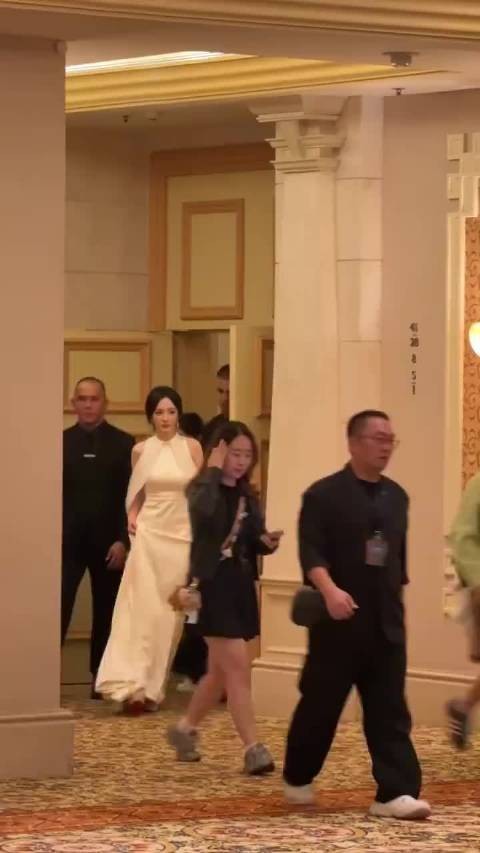 幂姐今晚好美啊好温柔～听到粉丝尖叫声还摆手回应了