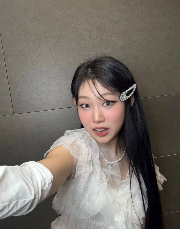 小沈阳女儿沈佳润发文回应出道事宜，此前因专辑销量遇冷引发热议