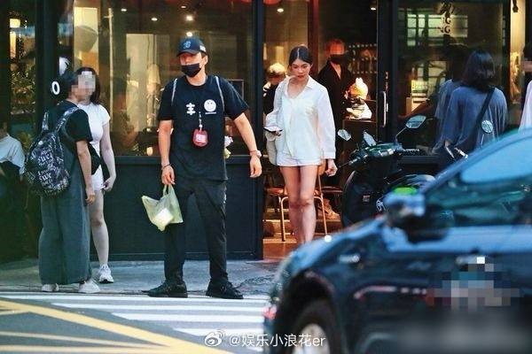 王大陆服役假期与女友约会，二人散步同行心情佳