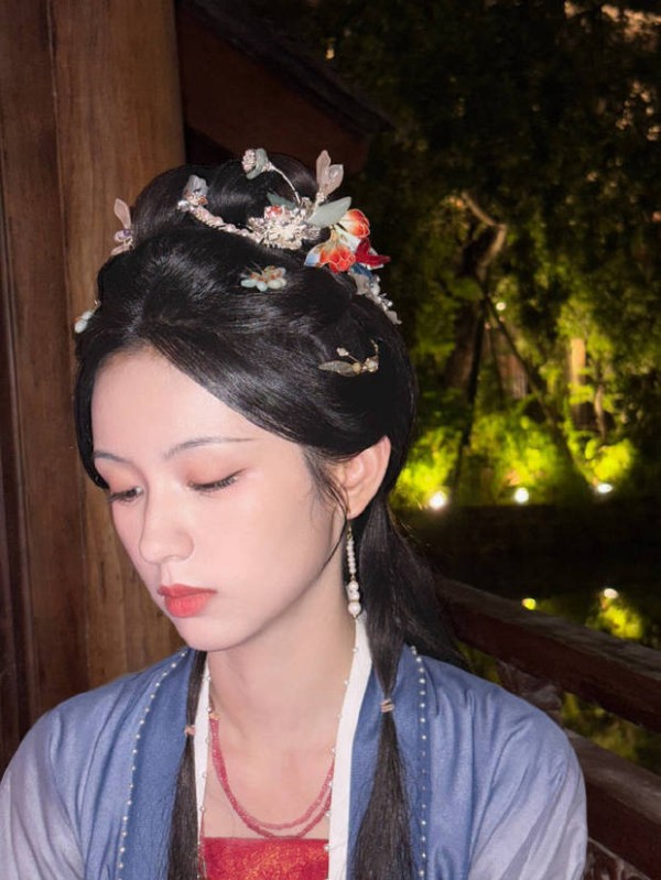周也垂眸氛围感十足。
