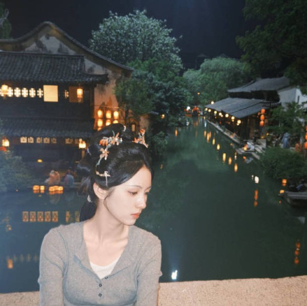 周也鼻子高挺，侧颜温柔。