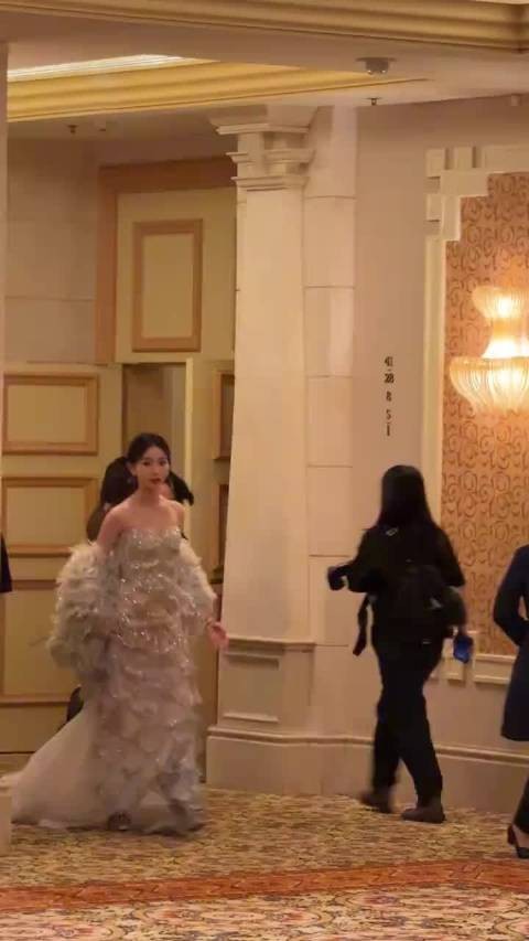 吴谨言VOGUEfilm红毯生图惊艳澳门伦敦人