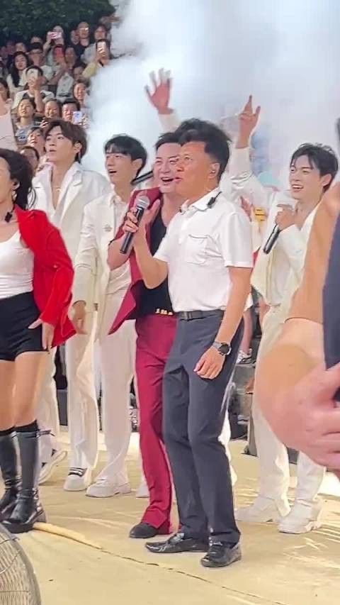 书记高洪波下场助力直播带货，高歌一曲，如此书记很另类，重庆出人才啊！