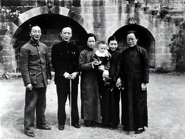 新婚之夜，郭沫若对妻子颜值不满意，妻子哀求：给我一个孩子吧！