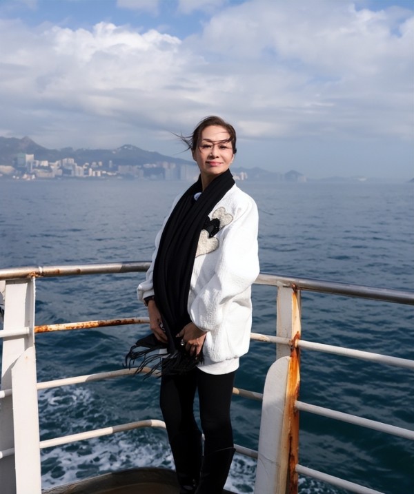港星艾威为妻子举行海葬，亲手撒下骨灰送别，日后也会海葬与亡妻相聚