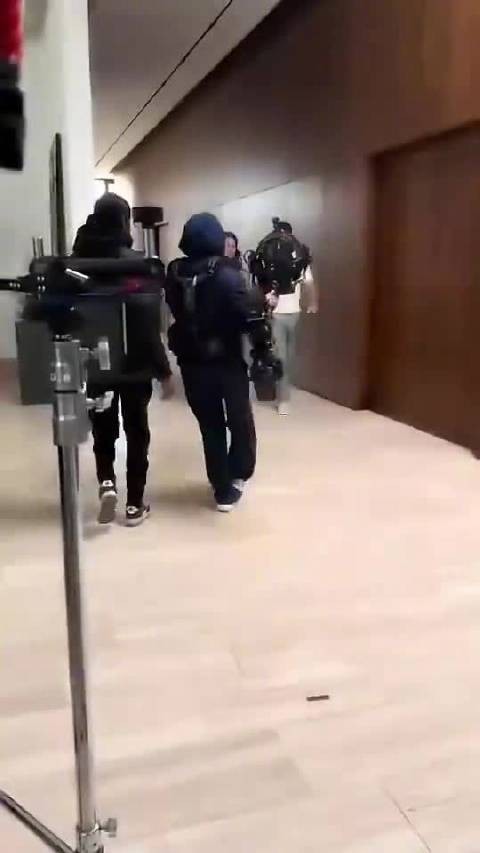 女友乔治娜在C罗面前跳舞，后者看到后满意点头