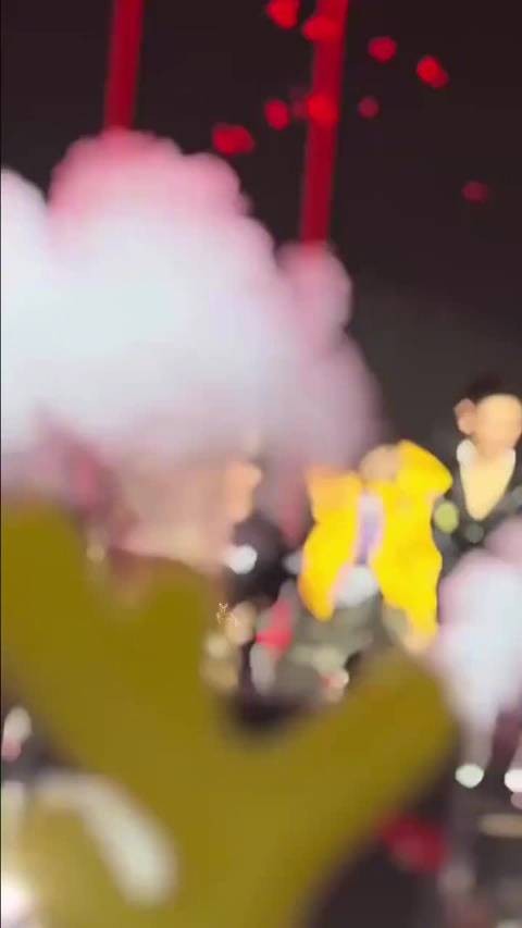 鹿晗演唱会烟雾散去笑容明媚引热议