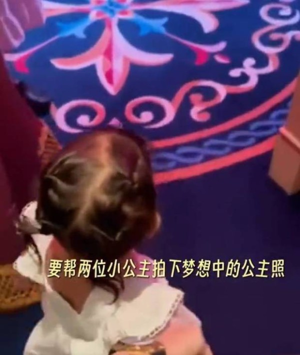 昆凌牵着小女儿的手，好有爱。