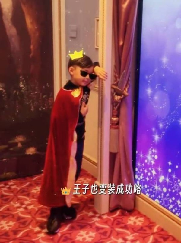 周杰伦8岁儿子罗密欧也换装了，变身小王子超酷。