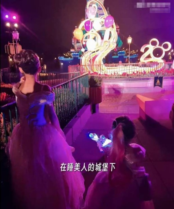 昆凌晒出两个女儿的同框背影照。