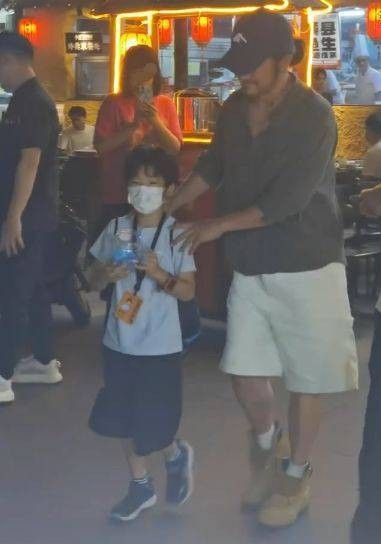 吴京带小儿子吃烧烤，小儿子眉眼像妈妈谢楠。