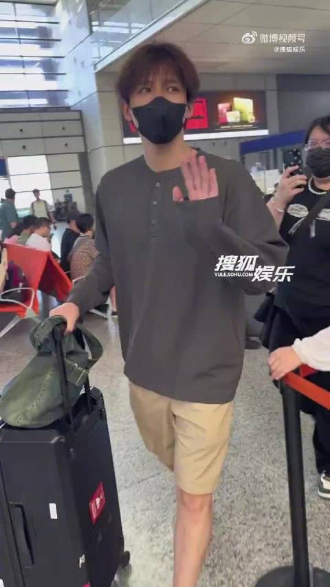 王安宇短裤拖鞋造型引热议,网友调侃少去广东