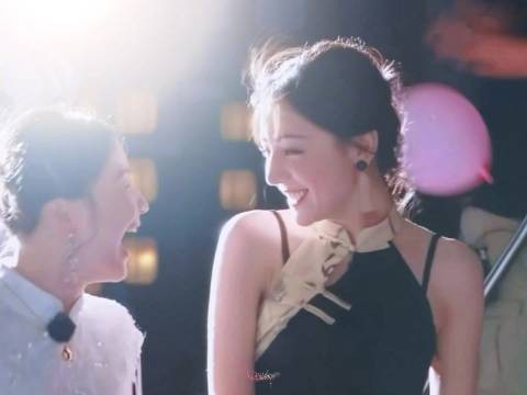 迪丽热巴粉色气球中展明媚笑容