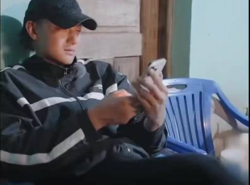 黄子韬综艺饿肚硬撑，部落进食称无敌