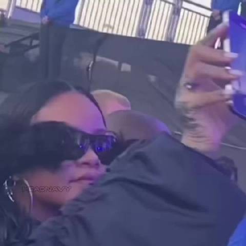 Rihanna用前置摄像头拍视频合集 唯爱前置