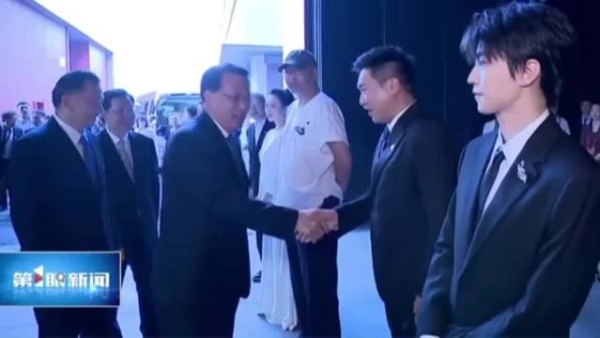 老师 王俊凯怎么开始出现在新闻上了