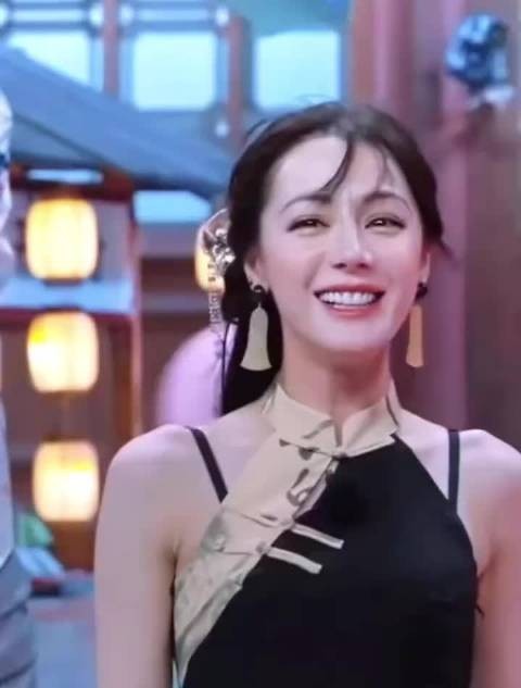 迪丽热巴金靖对视展露明媚笑容