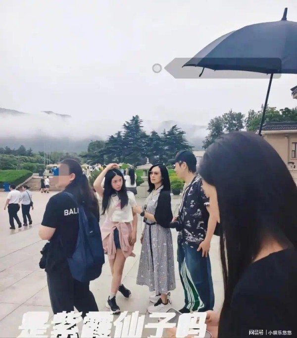朱茵一家游西安！黄贯中老人味十足，头发花白背佝偻，女儿很像他