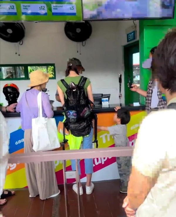 林志玲一家新加坡被偶遇！麻花辫配双肩包嫩成大学生，与老公恩爱
