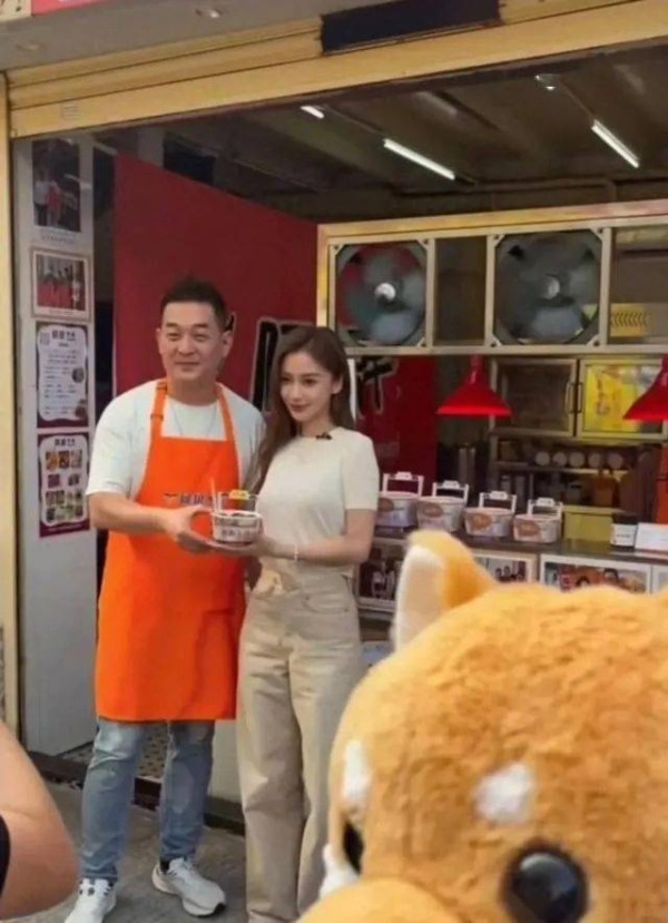 黄晓明前妻带儿子出游，8岁小海绵戴墨镜，穿长裤长袖，热到驼背