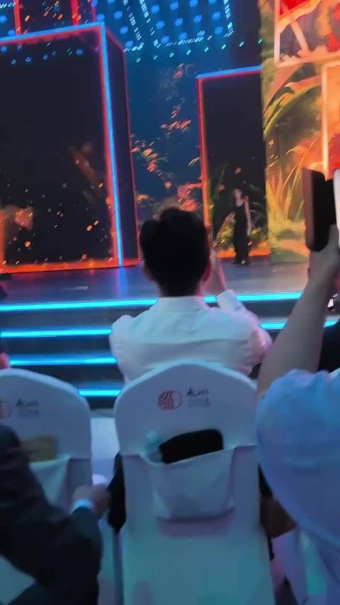 杨幂摔倒后快速站了起来，冷静调整自己，一点也不影响后续的演讲