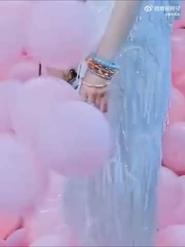 迪丽热巴黑裙造型冷艳神秘，红唇耳饰尽显魅力
