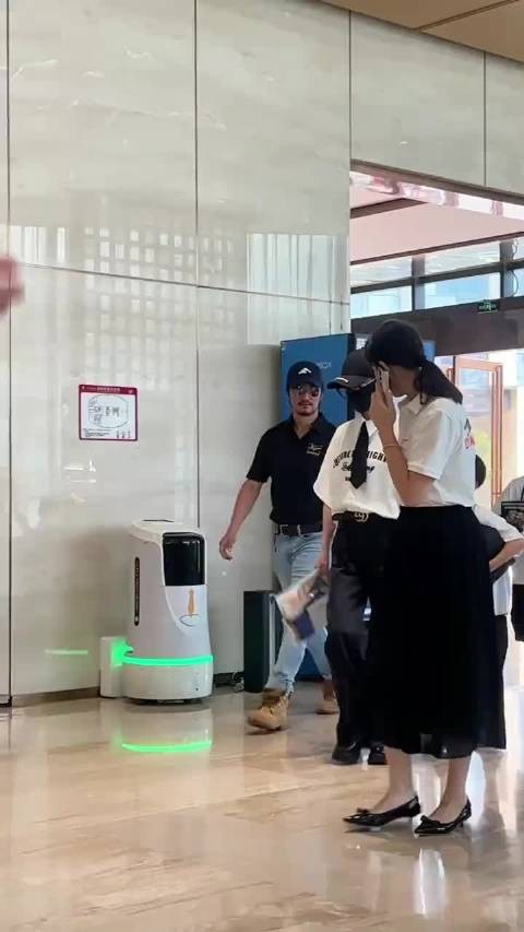 吴京谢楠南宁同框引回忆杀