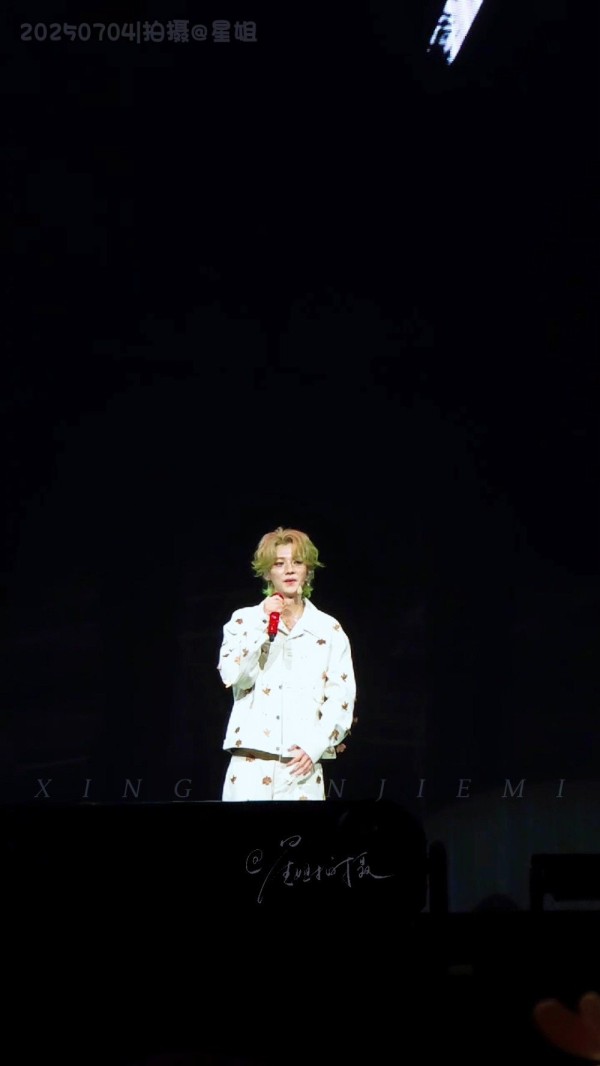 鹿晗青岛演唱会表白粉丝，调侃抢票坐幼儿园桌