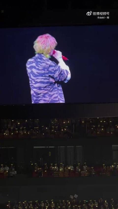 没有一个追星女看到这个视频会不流泪，一句“照顾好她”鹿晗你太会了