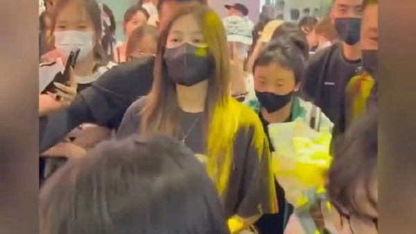 袁一琦上海出发路透，素颜休闲穿搭现身