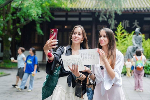 希腊网红被杜甫草堂迷住：这就是古代中国的样子