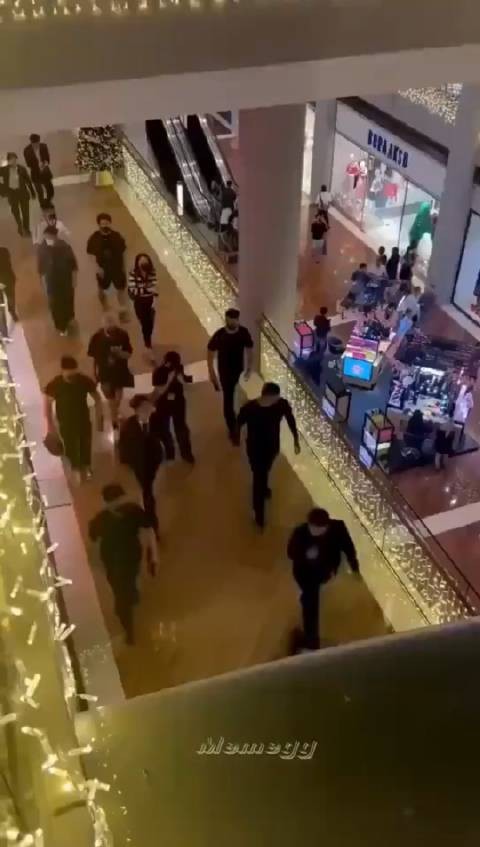 肖战脱西装路透视频模糊引热议,荣耀400未出被指原因