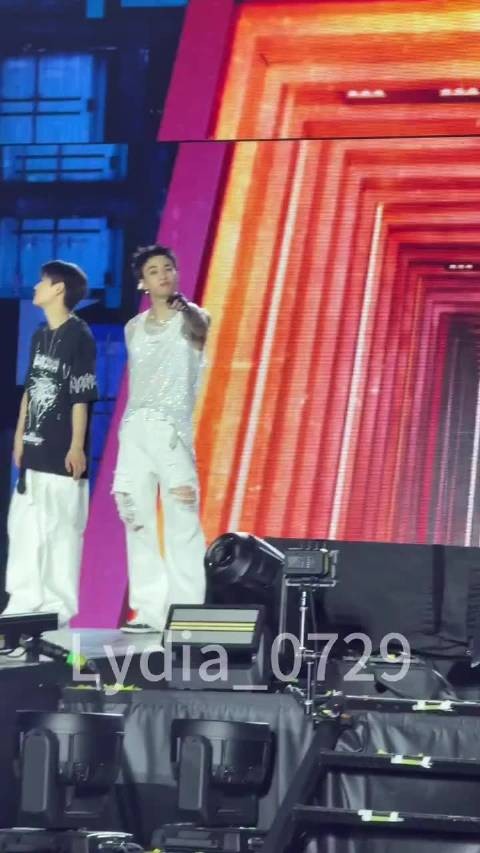 黄铉辰多伦多演唱会饭拍视频曝光