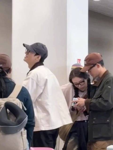 龚俊 花少7最新路透 转场啦，背影都超级帅的俊俊 一切平安