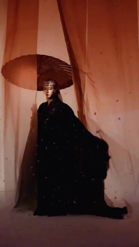 刘宇宁波演唱会舞台惊艳，红黑碰撞雪仙造型引热议