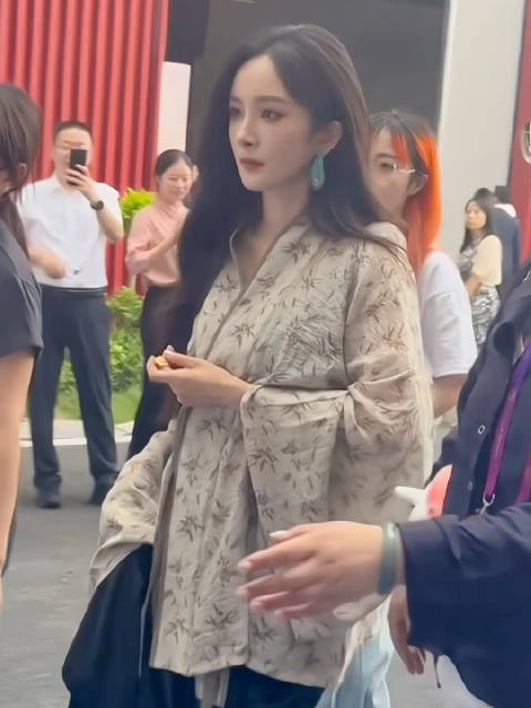 杨幂同款汉服热销，上合电影节路透引关注