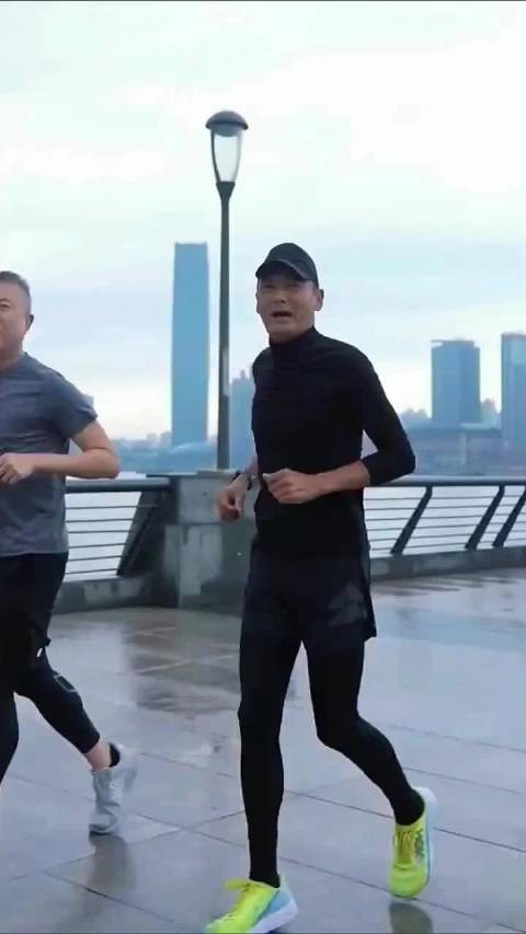 周润发夫妇现身新加坡,身形消瘦单薄,肤色黝黑,整个人变化好大!